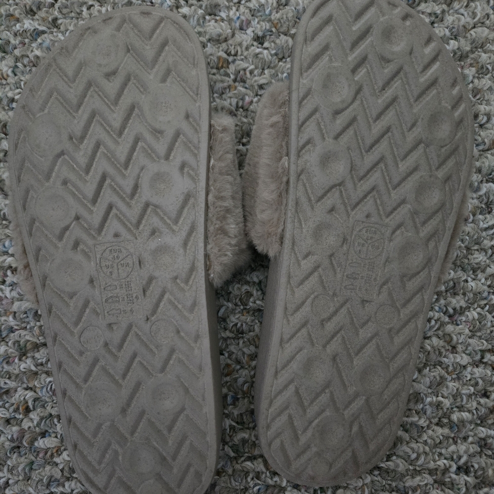 Nwot Serra Women's Fuzzy Slide Sandals - Tan, -From: size 9 - Picture 2 of 4